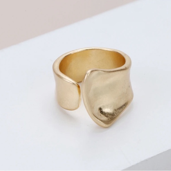 Brand new Size 7 modern ring - Picture 2 of 3